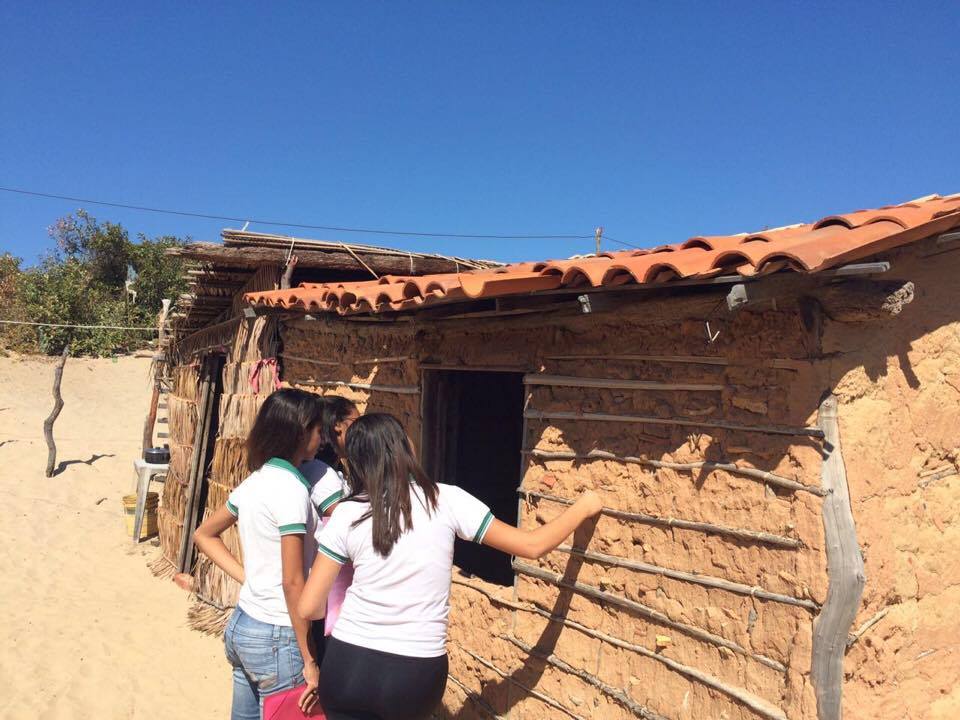 Estudantes visitam casas da taipa