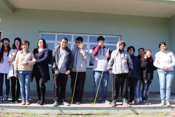 Jovens viram professores de braille para promover inclusão escolar no RS