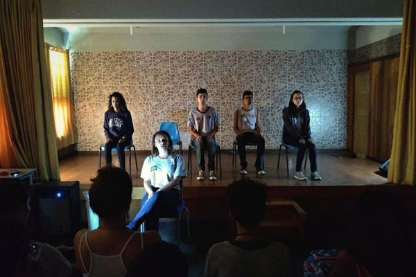 Estudantes de São Gonçalo (RJ) usam teatro para discutir violência e transformam ambiente escolar