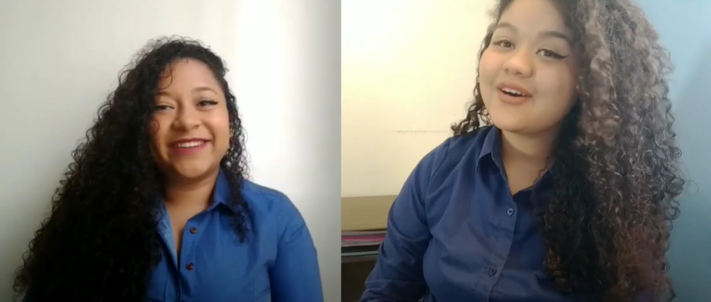 Foto de uma conversa virtual de duas meninas. A tela está dividida e elas usam camisa azul e têm cabelos cacheados