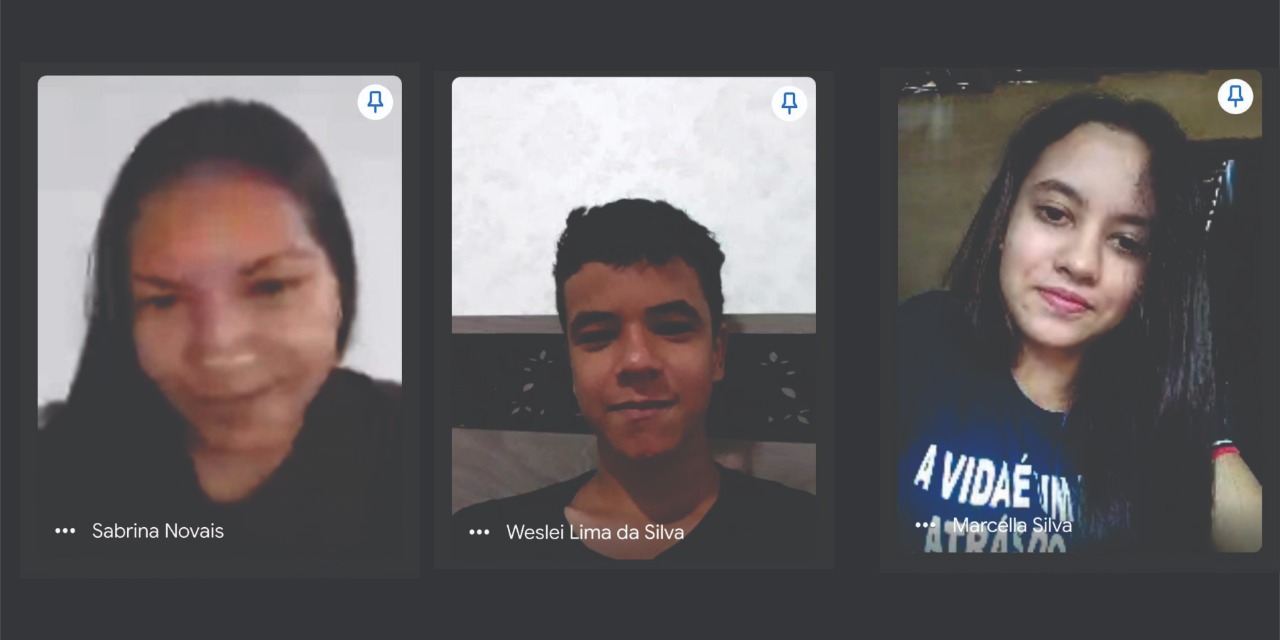 Foto de uma conversa online com três jovens dividindo a tela. Há duas meninas nas pontas e um menino no centro.